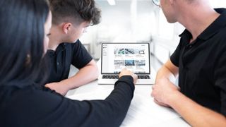 Mit der Festo Learning Experience zeigt Festo Didactic eine Lernplattform, die digitales Lernen, Simulation, praktische Anwendungen und Präsenztrainings nahtlos miteinander verknüpft. (Bild: Festo SE)