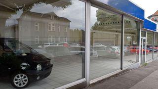 Leerer Schauraum, leere Kassen: Die Zahl der Insolvenzen im Kfz-Gewerbe steigt im Jahresverlauf leicht an, im November gingen die Zahlen aber deutlich zurück. (Bild: »kfz-betrieb«)