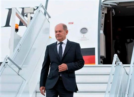Neue Materialquelle! Bundeskanzler Olaf Scholz ist mit einer Wirtschaftsdelegation für drei Tage nach Kanada gereist. Es geht dabei auch um kanadische Rohstoffe, die man als Ersatz für die fehlenden aus Russland braucht.(Bild:  AP)