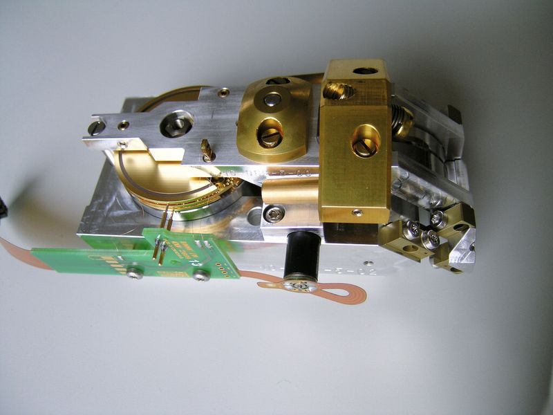 Abb. 3: Einzelsensor - Pendel mit kapazitivem Wegaufnehmer und Feedback-Spule. Sichtbar sind die Rückstellfeder und im Zentrum die motorisch verstellbare Justiermasse. (Bild: Bernhard Trösch)