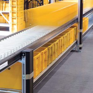 Die teilautomatisierten Arbeitsbereiche in den Briefzentren der Deutschen Post sind mit jeweils zwei platzsparend übereinander angeordneten Rollenbahnen ausgestattet.