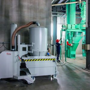 Als Saugaggregat wird ein Standard-Industriesauger mit 15 kW-Direktantrieb  und rollbarem 500-Liter-Wechselcontainer unter dem höhenverstellbaren Filter-aggregat verwendet.(Bild:  Ruwac Industriesauger GmbH)