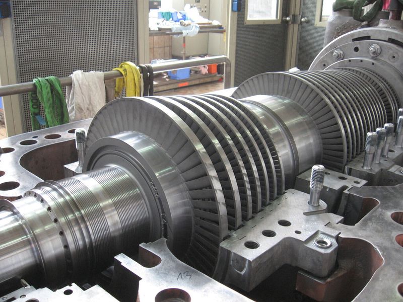 Durch die Ende 2012 abgeschlossene Erneuerung von Turbinenschaufeln in einem Kraftwerk im Chempark Uerdingen verbesserte sich die Kraft-Wärme-Kopplung. Dadurch werden mehr als 4.000 t CO2 jedes Jahr eingespart. (Bild: Currenta)