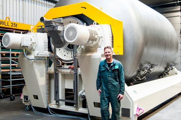 Mit einem maximalen Chargenvolumen von 25.000 Litern und einem Chargengewicht von ca. 20 Tonnen ist der L25000 von Lindor der größte Trommelmischer der Branche. (Bild: Lindor)