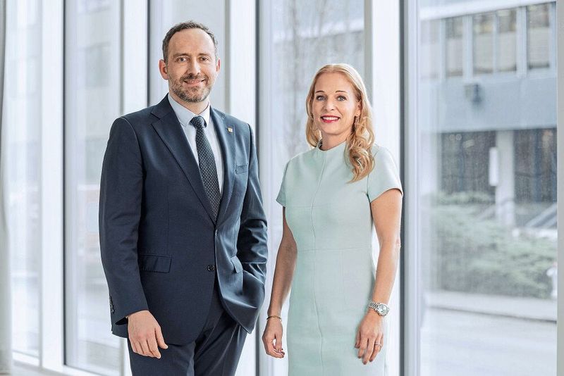 Steven Endress und Sandra Genge, zwei Enkel des Firmengründers, vertreten die Interessen der Familie im Verwaltungsrat. (Bild: Endress+Hauser)
