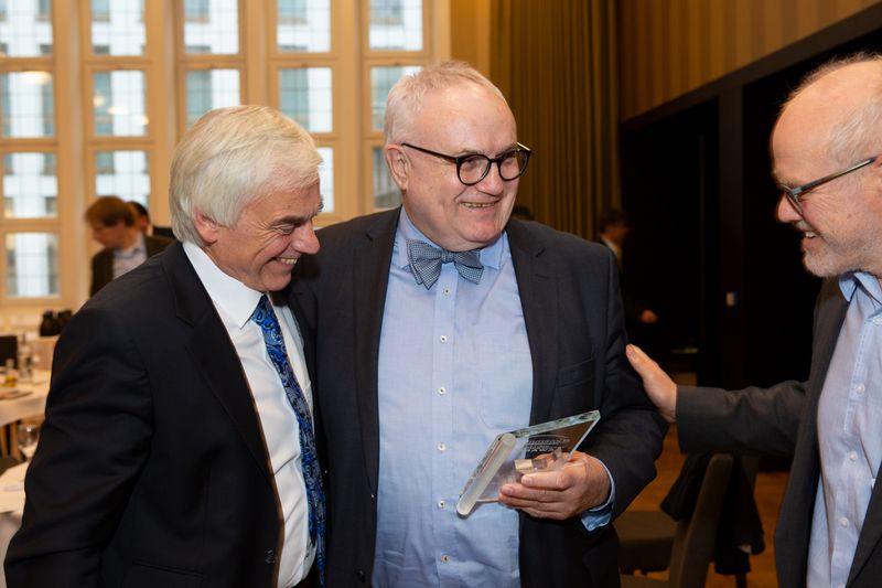 Die Kollegen Ralf Armbruster (l.) und Jörn Riedel aus Hamburg gratulieren Henning Lühr (Gaby Ahnert – Eventfotograf)