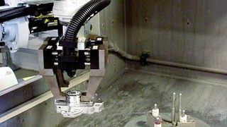 Automatisches Beschicken einer Anlage zum Hochdruck-Wasserstrahlentgraten. Der Beschickungs- und Entladeroboter beschränkt trotz Automatisierung nicht die Vielfalt der in der Anlage bearbeitbaren Werkstücke. Bild: Piller (Archiv: Vogel Business Media)