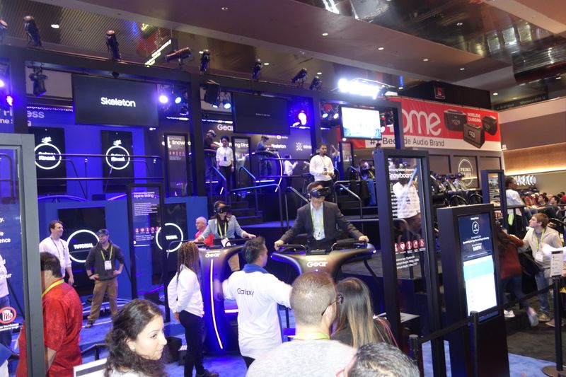 Diverse Samsung Gears wurden gerne von den Messegästen ausprobiert.  (Bild: IT-BUSINESS)