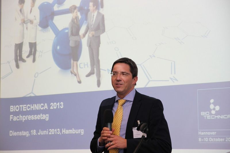 Dr. Ralf Hermann, Vizepräsident Portfoliomanagement bei Eppendorf, begrüßt die Teilnehmer der Pressekonferenz am Eppendorf-Unternehmenssitz in Hamburg. (Bild: Platthaus/LABORPRAXIS)