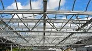 Die Freiflächenüberdachung aus Acryglas ist eine Alternative zu Dächern aus Echtglas. (Foto: Roda)