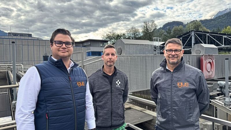 Ein erfolgreiches Team: Alexandros Deslis, Technischer Außendienst bei igus Österreich, Martin Dünser, Betriebsleiter der ARA Bludenz, und Matthias Gebauer, Sales Manager Engineering Projects und Installation Service bei igus Deutschland. (Bild: igus)