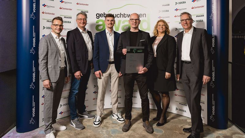 Hier die offiziellen Gewinnerfotos der Teams mit Partnern und Juroren: Platz 3 Kategorie Freier Handel: Autohaus Triebwerk in Duisburg. (Bild: stefan bausewein)
