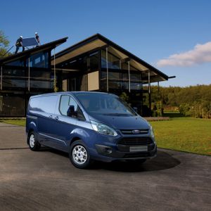 Von außen werden die Design-Ambitionen der Ford-Ingenieure deutlich. Nicht mehr nur praktische Aspekte sollen über die Form entscheiden. Vielmehr greift der Ford Transit Custom die prägenden Stilelemente der Pkw-Modelle von Ford auf: Dazu gehören der große Kühlergrill und die geschwungenen Scheinwerfer.