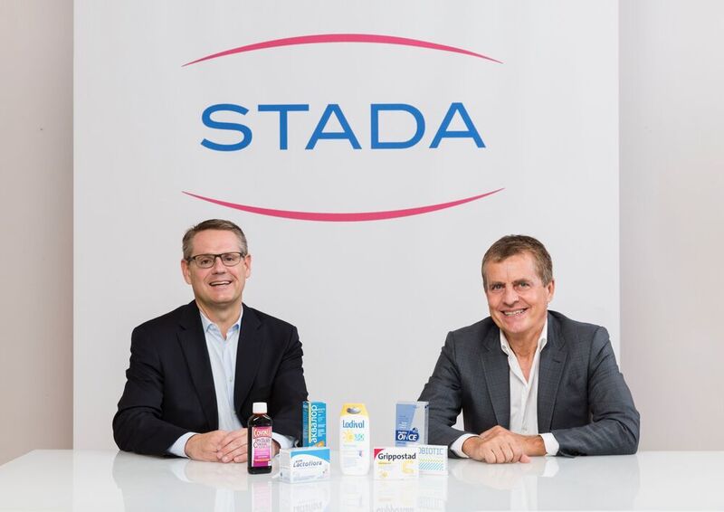 Der neue Stada-CEO Peter Goldschmidt (links) bedankte sich bei seinem Vorgänger Claudio Albrecht für die professionelle und freundschaftliche Übergabe. (Stada)