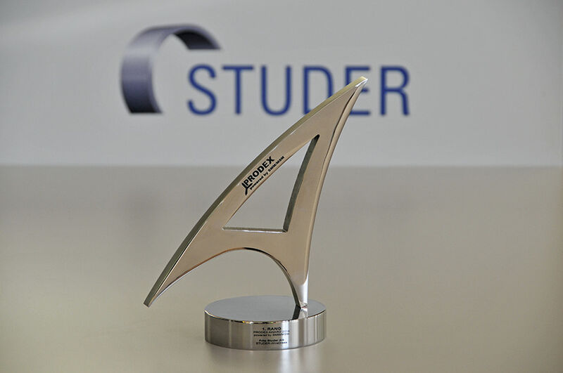 La fameux trophée Prodex Award 2014 est revenu à l'entreprise Fritz Studer popur son système de taillage de meule par fil. (Image: Fritz Studer AG)