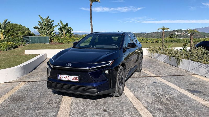 An der Front sind die schlanken Scheinwerfer nun durch eine neue zentrale LED-Lichtleiste verbunden. Überarbeitet hat Toyota auch den unteren Kühlergrill und den Stoßfänger. Sie wirken nun dreidimensionaler.  (Bild: Schmidt - VCG)