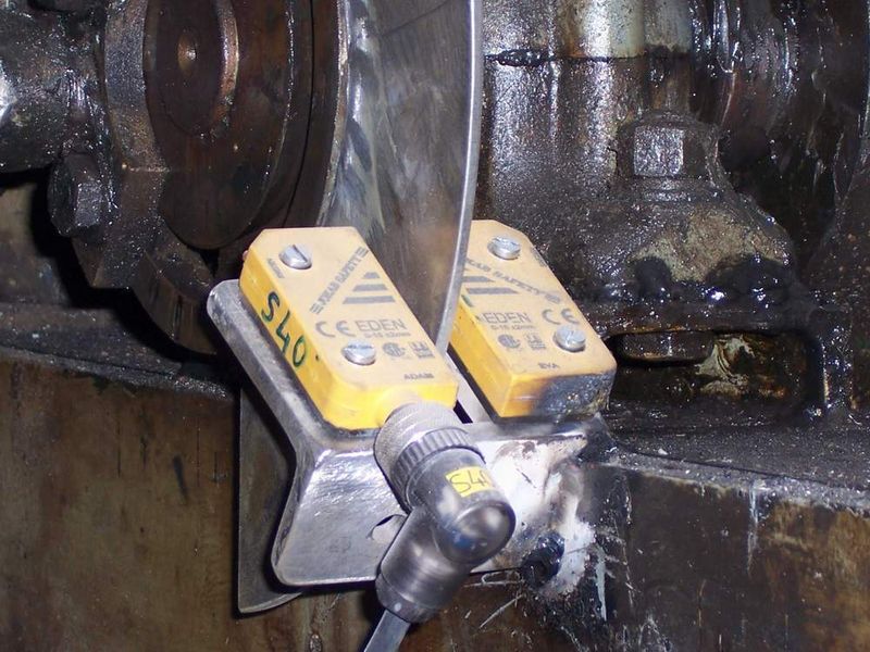 Die elektronischen Sicherheitssensoren Eden  haben einen Schaltabstand von 0...15 mm. Ihre Montage ist aufgrund der großen Toleranz für Ausrichtung und Versatz völlig unkritisch. Bilder: Jokab Safety (Archiv: Vogel Business Media)