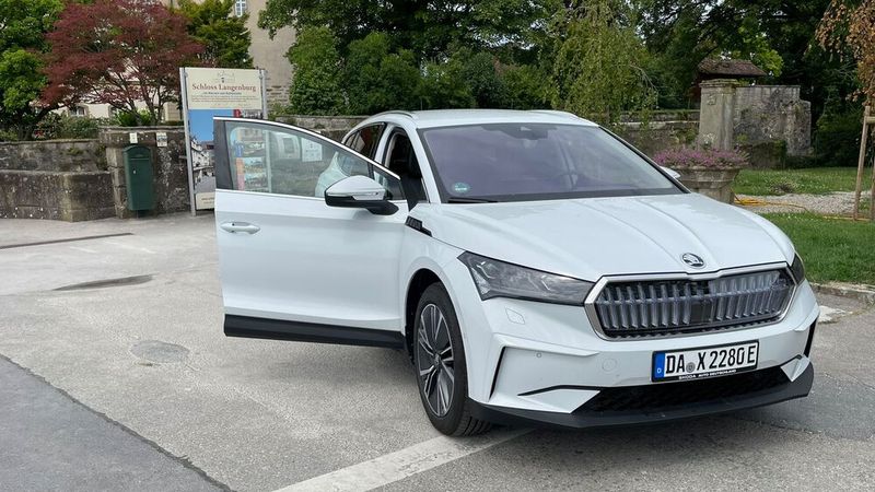 Auch von vorne wirkt der Enyaq eher geschmeidig. (Bild: Grimm – VCG)