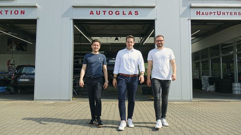 Die drei Gründer von Mmmint.ai, Mark Warneke, Maximilian Stein und Max Leimkühler (v.l.), legen bei der Produktentwicklung ein hohes Tempo vor. Die drei Gründer von Mmmint.ai, Mark Warneke, Maximilian Stein und Max Leimkühler (v.l.), legen bei der Produktentwicklung ein hohes Tempo vor.