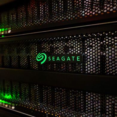 Die JBoD-Systeme Exos 4U100 und 4U74 von Seagate sollen im Vergleich zu früheren Generationen eine bis zu 70 Prozent effizientere Kühlung und einen 30 Prozent geringeren Stromverbrauch aufweisen.  (Bild: Seagate)