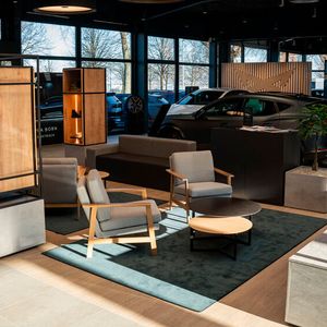 Die Kundenlounge in der neuen Holzwickeder Cupra-Garage(Bild:  Heinen)