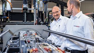 Franke-Drehverbindungen bieten in Stator-Wickelmaschinen genügend Raum zum Wickeln. Im Bild: Franke-Kundenberater Michael Bärstecher (l.) mit Dominik Knopp, Projektleiter bei Schaeffler Elmotec Statomat. (Bild: Franke GmbH)