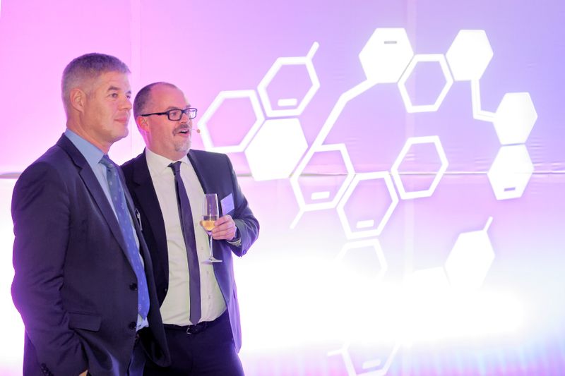 Impressionen von der LABORPRAXIS Meilenstein Gala und der Feier zum 40-jährigen Jubiläum am 30. November 2017 in Würzburg. LP-Chefredakteur Marc Platthaus (rechts) und VBM Chief Communication Officer Dr. Gunther Schunk im Gespräch. (Bild: Andreas Burkhardt/LABORPRAXIS)