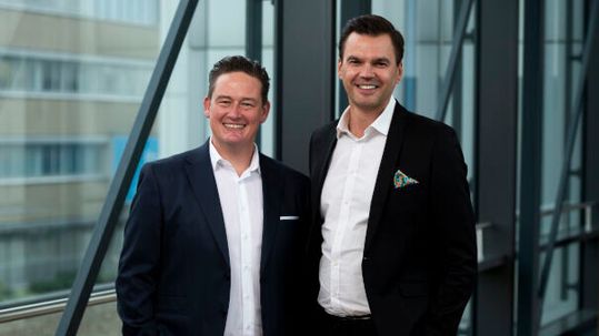 Philip Glörfeld (links) übernimmt die Aufgabe des Head of Business Development Sales bei Thyssenkrupp Polysius von Lukas Schoeneck.(Bild:  Rainer Kaysers/ Thyssenkrupp Polysius)