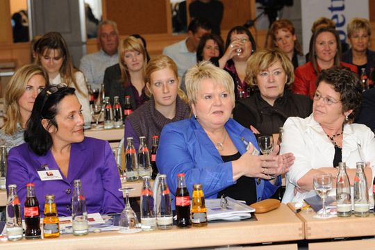 Der Eröffnungsvortrag „Der Mensch – ein Sicherheitsrisiko“ gab etliche Denkanstöße: Katja Degenhart, Gesa Groenewold und Elke Frerichs bei der Plenardiskussion. (Archiv: Vogel Business Media)