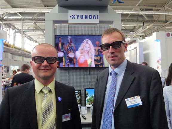 (v.l.) Emanuel Florian Bercea, Ingram Micro, und Bernd Hoffmann, Hyundai IT haben den 3D-Durchblick (Archiv: Vogel Business Media)