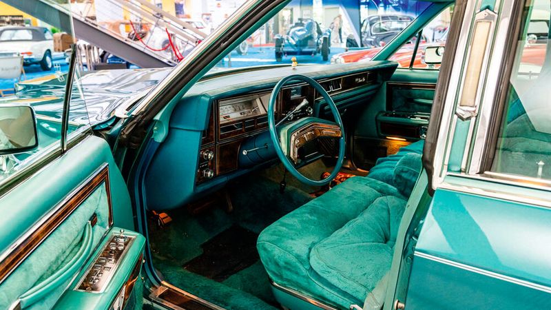 Wohnzimmer-Feeling im Auto ersteigerte sich der Käufer des Lincoln Continental Town Car, der für 20.680 Euro unter den Hammer kam. (Bild: Mediabid 2023)