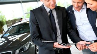 Ein Experte, der selber Autohändler ist, prognostiziert, dass Elektroautos in diesem Jahr recht günstig zu haben sein werden. Hier erklärt er, woran das liegt, aber auch, welche Konsequenzen das für den Handel hat ... (Bild: R. Studinger)