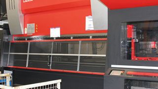 Auf der Amada-Abkantpresse HD 1003 ATC können die Mitarbeiter bei Dreeskornfeld rüstintensive Teile besonders schnell fertigen. (Bild: Itasse)