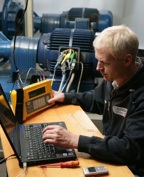 Ein Service-Mitarbeiter von Grundfos erfasst mithilfe einer mobilen Messausrüstung die notwendigen Daten für die Lebenszykluskosten-Analyse der installierten Pumpen.  (Bild: Grundfos)