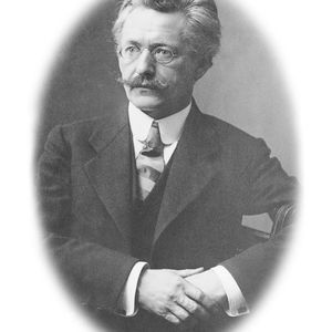 Im Jahre 1890 gründet der junge Feinmechaniker Arthur Pfeiffer im Alter von 23 Jahren das Unternehmen in Wetzlar und firmiert unter dem Namen „Arthur Pfeiffer“. Hauptaugenmerk lag zu dieser Zeit auf der Entwicklung von Gaslampen und Gasfernzündern.