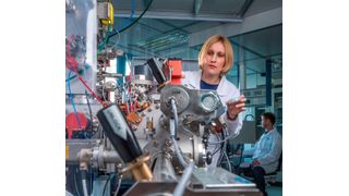 Das Sekundärionen-Massenspektrometer liefert eine räumlichen Auflösung von bis zu 50 Nanometern. Diese hohe Auflösung und ihre Massenempfindlichkeit ermöglichen es, Elemente und Isotope an Oberflächen von Zellen sowie chemische Veränderungen in Zellen gut nachzuweisen (im Bild: Dr. Niculina Musat und Dr. Hryhoriy Stryhanyuk bei der Proben-Analyse). (UFZ / André Künzelmann)