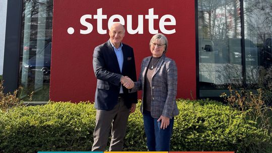 Martin Kunz (CEO Steute) und Birgit Sacha (Leiterin Kiepe Industry)(Bild:  Steute Technologies)