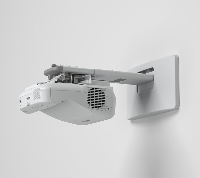 Die Projektoren liefern dank ultrakurzem Projektionsabstand schon aus wenigen Zentimetern Entfernung zur Wand ein bis zu 100 Zoll großes Bild. (Bild: Epson)