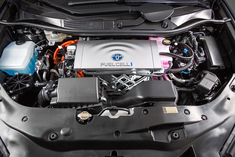 Den Antrieb übernimmt ein Elektromotor, der maximal 335 Newtonmeter Drehmoment aus dem Stand leistet. Die rein elektrische Reichweite beziffert Toyota auf bis zu 500 Kilometer. (Foto: Toyota/ David Dewhurst)
