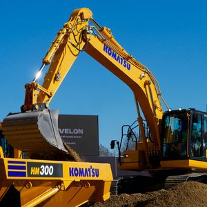 Komatsu Europe präsentierte auf dem Außengelände die brandneuen Baggermodelle PC220LC-12 und PC220LCi-12. Sie sind mit einem neuen 129 kW starken Motor von Komatsu ausgerüstet, sowie mit einem neuen elektronisch gesteuerten, hydrostatischen Antrieb. Das soll den Verbrauch um 18 Prozent senken.(Bild:  Sandro Kipar/VCG)