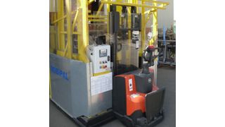 Der Bediener steht auf einem hinten am Mobipal angebrachten Podest, von dem aus er den motorisierten Staplerwagen steuern und die Paletten ganz einfach an gewünschten Stellen einsammeln beziehungsweise verteilen kann. (Bild: Triax Sicherheitstechnik)