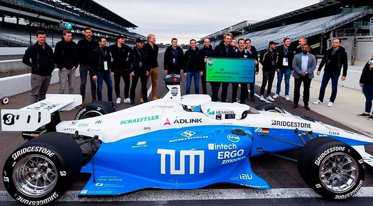Im Oktober siegte das Team der TU München in Indianapolis (Bild) mit diesem autonom fahrenden Roboterrennwagen. Im „Rückspiel“ in Las Vegas gab jetzt es immerhin den zweiten Platz.(Bild:  Indy-Challenge)