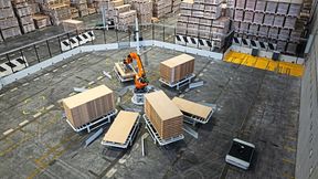 In vielen Produktionshallen arbeiten schon heute stationäre und mobile Roboter zusammen. (Bild: Kuka Deutschland)