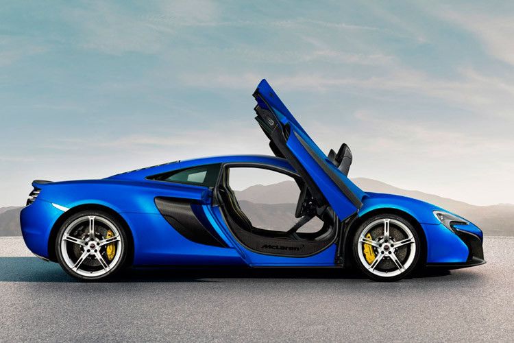 Der Einstieg erfolgt über Flügeltüren. (Foto: McLaren)