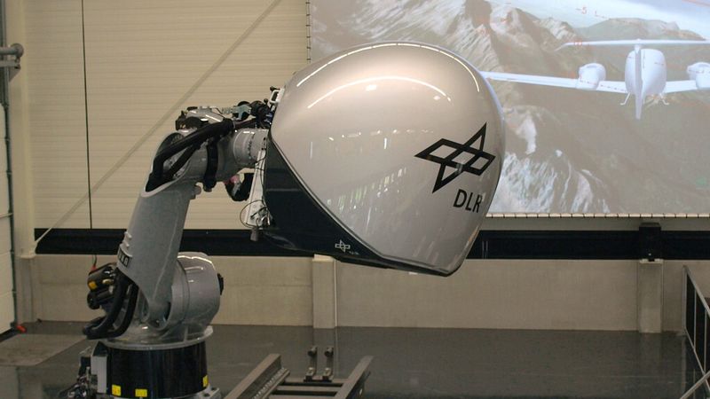 Bei dem Simulatorkonzept von DLR und Grenzebach können auch andere Fortbewegungsmittel wie Autos oder Helikopter simuliert werden (DLR)