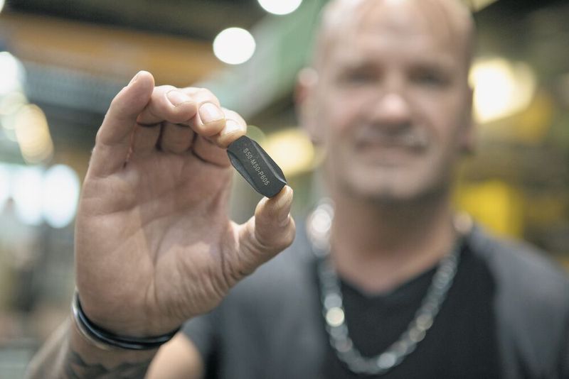 Die Schneidplatte mit der Hochleistungssorte CTCP605 von Ceratizit ist in vielen Zerspan­betrieben mittler­weile die erste Wahl beim Schälen. (Bild: Ceratizit)