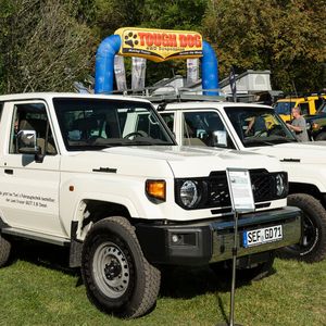 Bereits während des Zweiten Weltkriegs bekam Toyota den Auftrag, einen eigenen „Nachbau“ des amerikanischen Jeep auf die Räder zu stellen. Vom „AK10“ entstanden nur wenige Prototypen. 1950 begann Toyota anlässlich einer Rüstungsausschreibung der militärischen japanischen „Nationalen Polizeireserve“ (Vorläufer der Japanischen Streitkräfte) mit den Arbeiten am Prototyp eines Geländewagens, der 1951 als „BJ“ hergestellt wurde. Da Toyota die Ausschreibung nicht gewann, wurde der BJ nur von japanischen Behörden, Forstverwaltungen und dem in Japan stationierten amerikanischen Militär eingesetzt. 1954 wurde der BJ in Land Cruiser umbenannt und feierte sein internationales Debüt.(Bild:  Toyota)