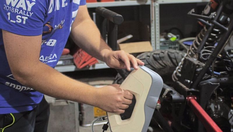 Der Scanner erfasst die Geometrie und die Befestigungspunkte der Originalteile submillimetergenau. (SNAG Racing)