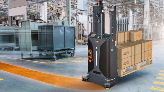 Der „ReBeL Pallet Mover“ von Igus kommt als fahrerloses Transportfahrzeug (FTF) für effiziente Lagerprozesse daher.(Bild: ©  安琦 王 - stock.adobe.com)