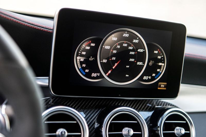 Performance-Informationen kann auch das Infodisplay in der Mitte des Armaturenbretts anzeigen. (Mercedes-Benz)
